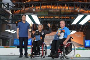 Surasit Loisaratrakul and Tony Southern receive their trophies for reaching the final of Group 2