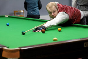 David Grant attempts to escape from a snooker